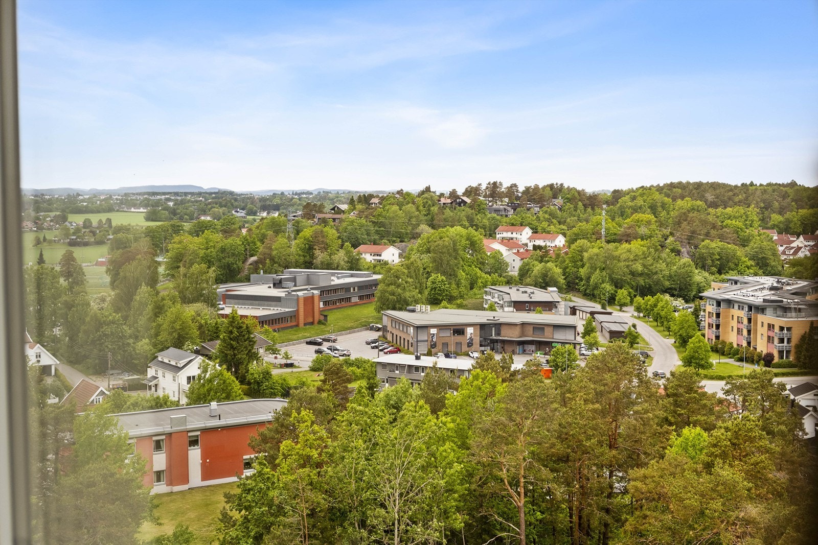 Her bor du i et veletablert og hyggelig boligområde med kort vei til matbutikk, treningssenter, skole, barnehage og flotte turområder. Galleribilde