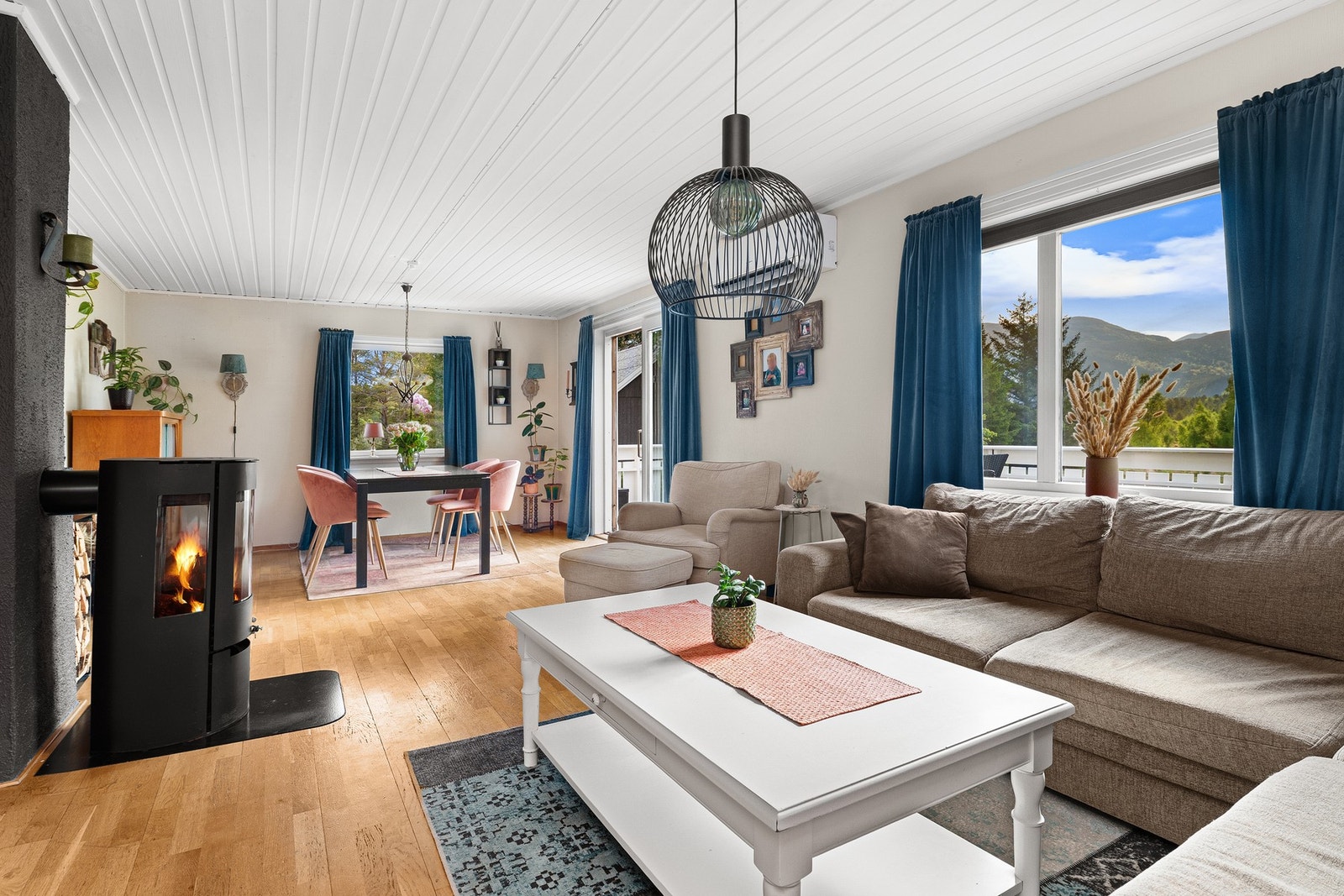 Stue og spisestue med utgang til veranda. Galleribilde