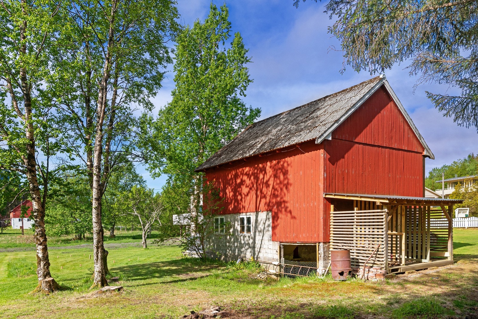 Eiendommen har ei løe på 79 m2, som går over 2 plan. Denne gir godt med lagringsplass. Galleribilde