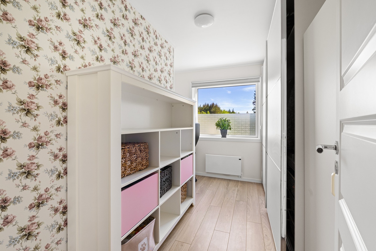 Hovedetasjen har ett soverom med skyvedørsgarderobe. Galleribilde