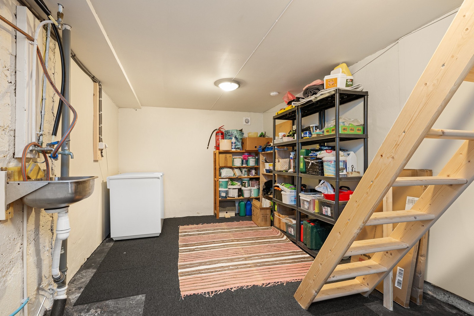 Kjelleretasjen har god plass til lagring og en praktisk utslagsvask. Galleribilde