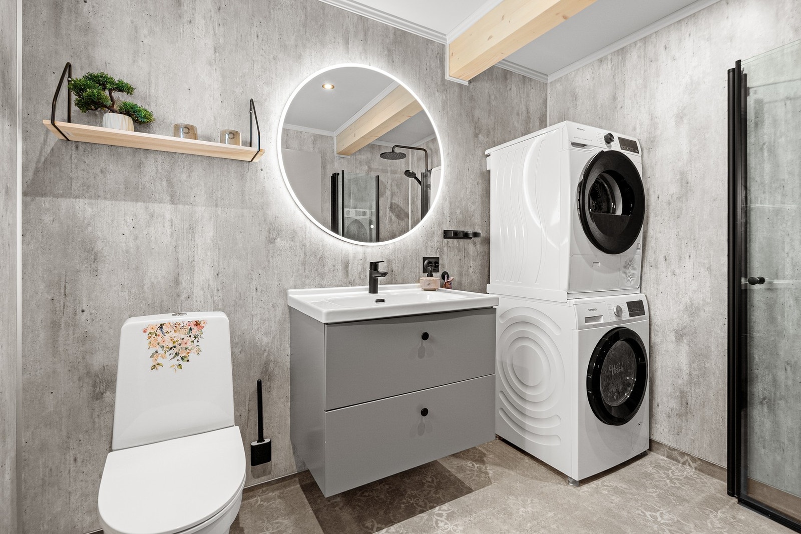 Badet er pusset opp i 2025. Badet har opplegg for vaskemaskin og varme i gulv. Galleribilde