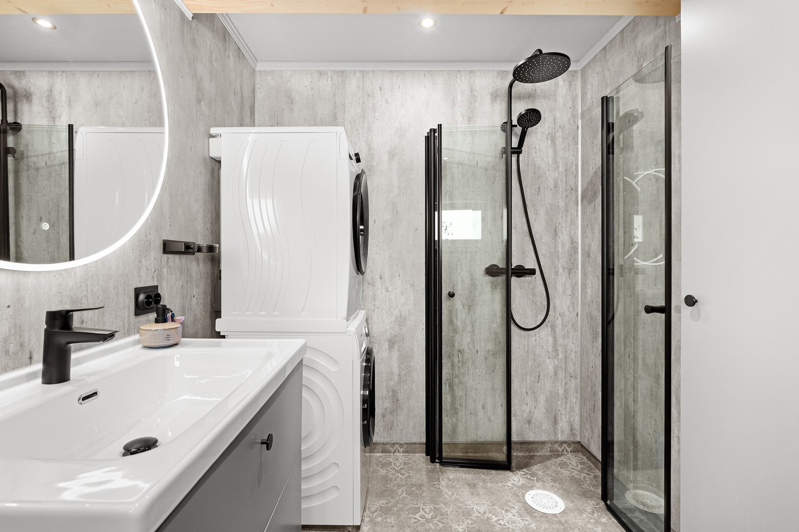 Badet er pusset opp i 2025. Badet har opplegg for vaskemaskin og varme i gulv. Galleribilde