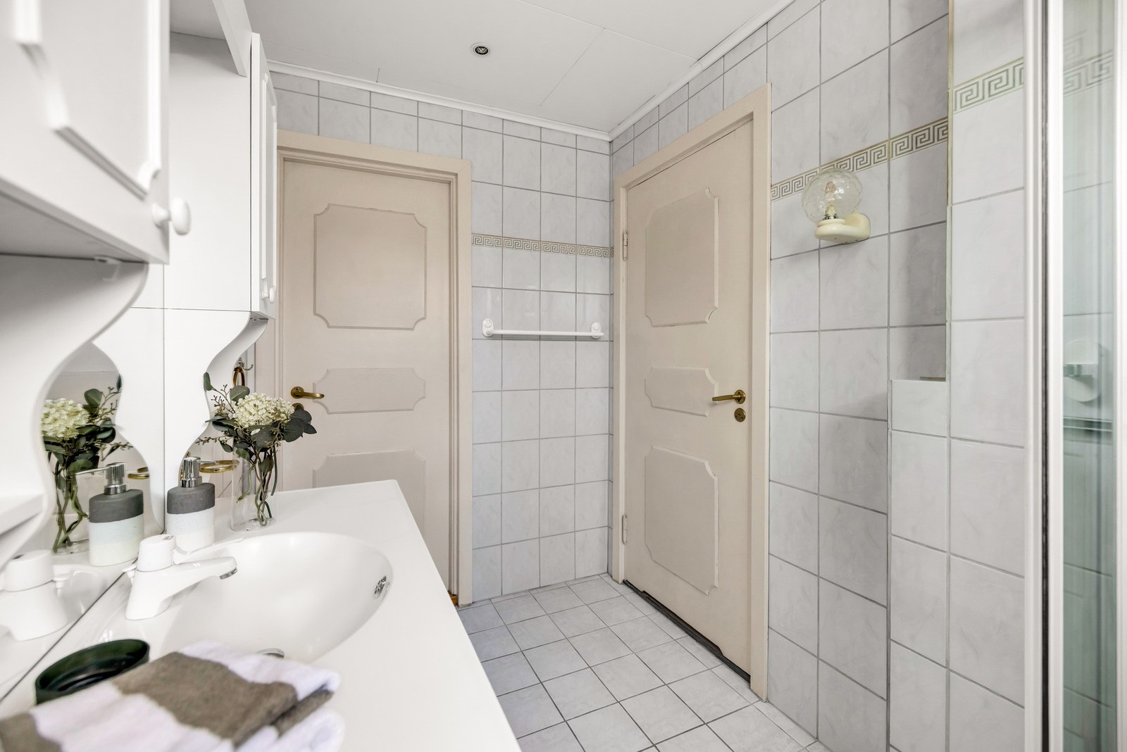 Det er montert nivåstyrte varmekabler på badet og i toalettrommet. Galleribilde