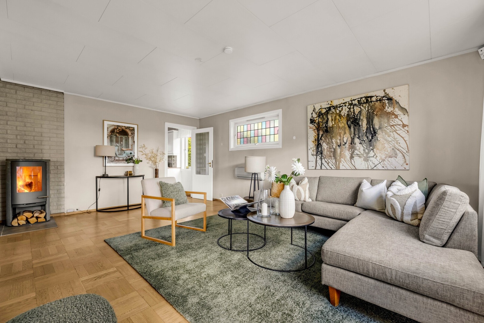Det er montert flere ildsteder i boligen. Galleribilde