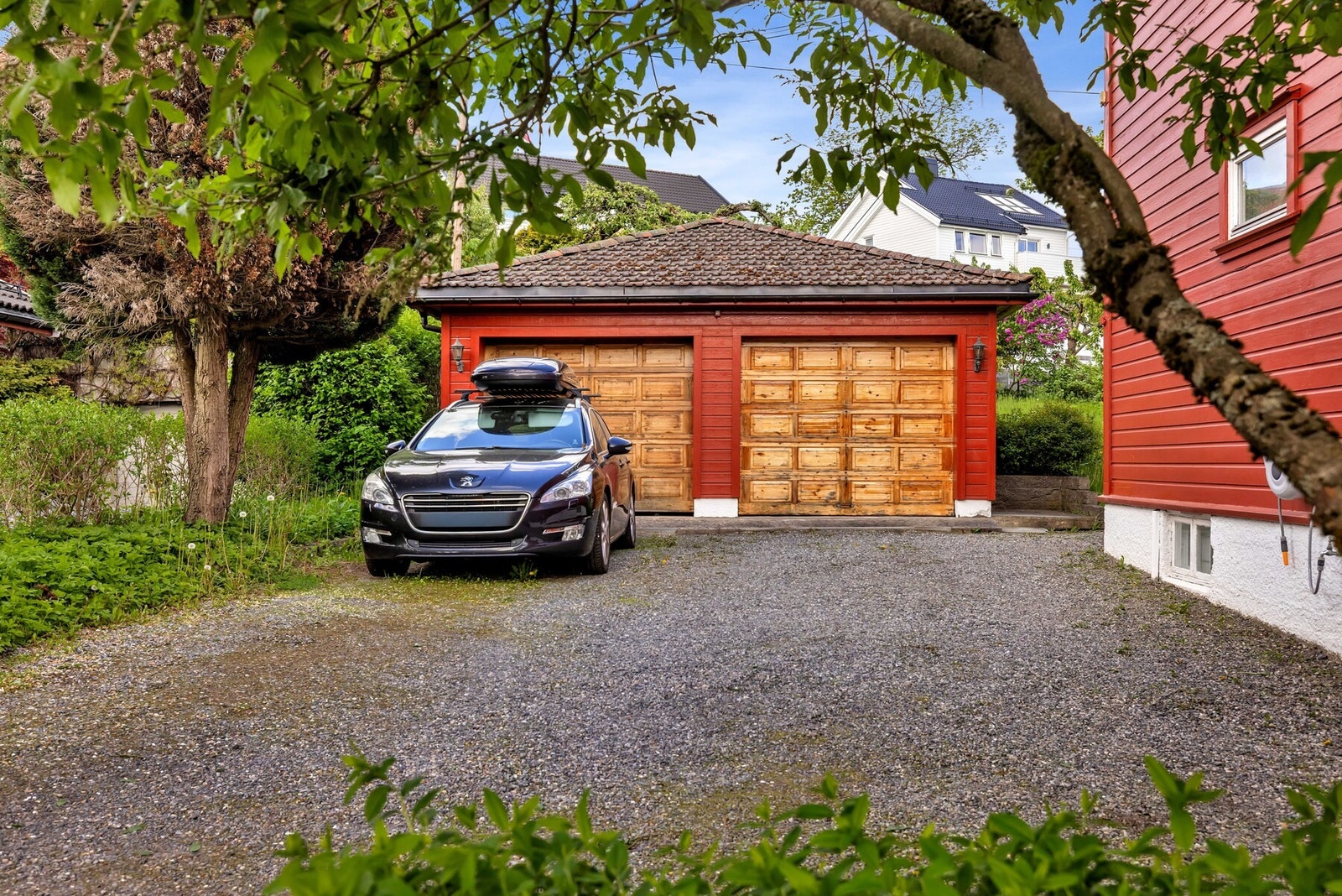 Det er biloppstillingsplass foran garasjeporten. Ved behov er det også mulig med gjesteparkering på tomten. Galleribilde