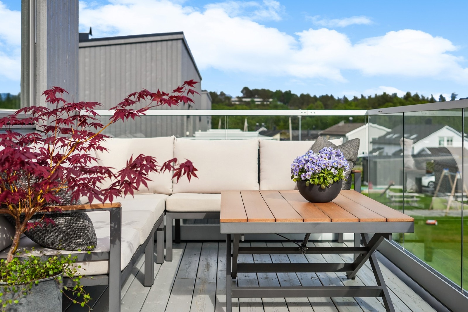 Innbydende terrasse med plass til både loungegruppe og sosiale sammenkomster. Galleribilde
