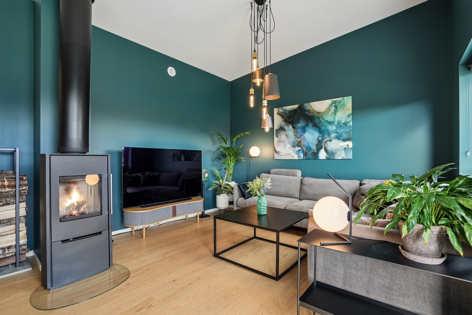Det gode inneklimaet ivaretas av balansert ventilasjon og vedovn. Galleribilde