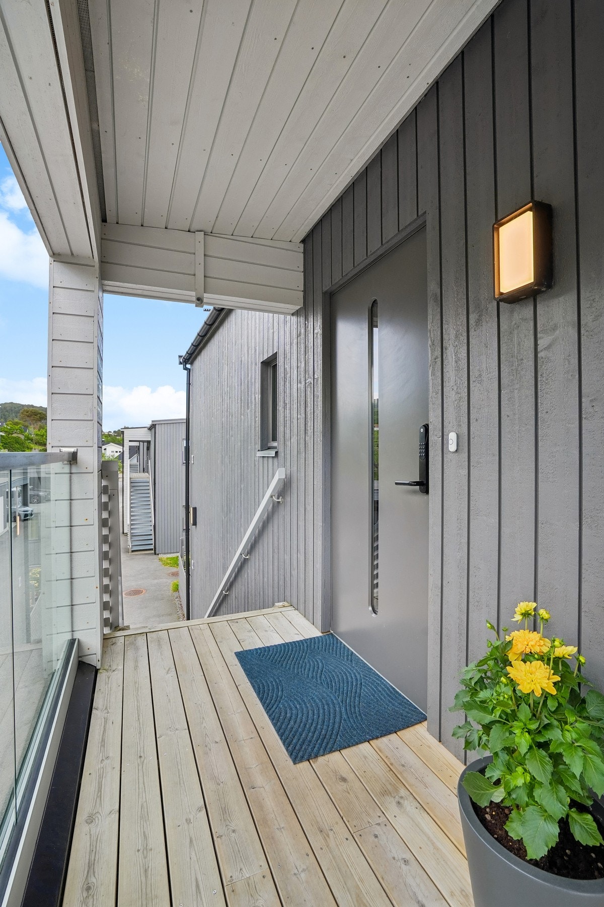 Pent overbygd inngangsparti på nordsiden. Galleribilde