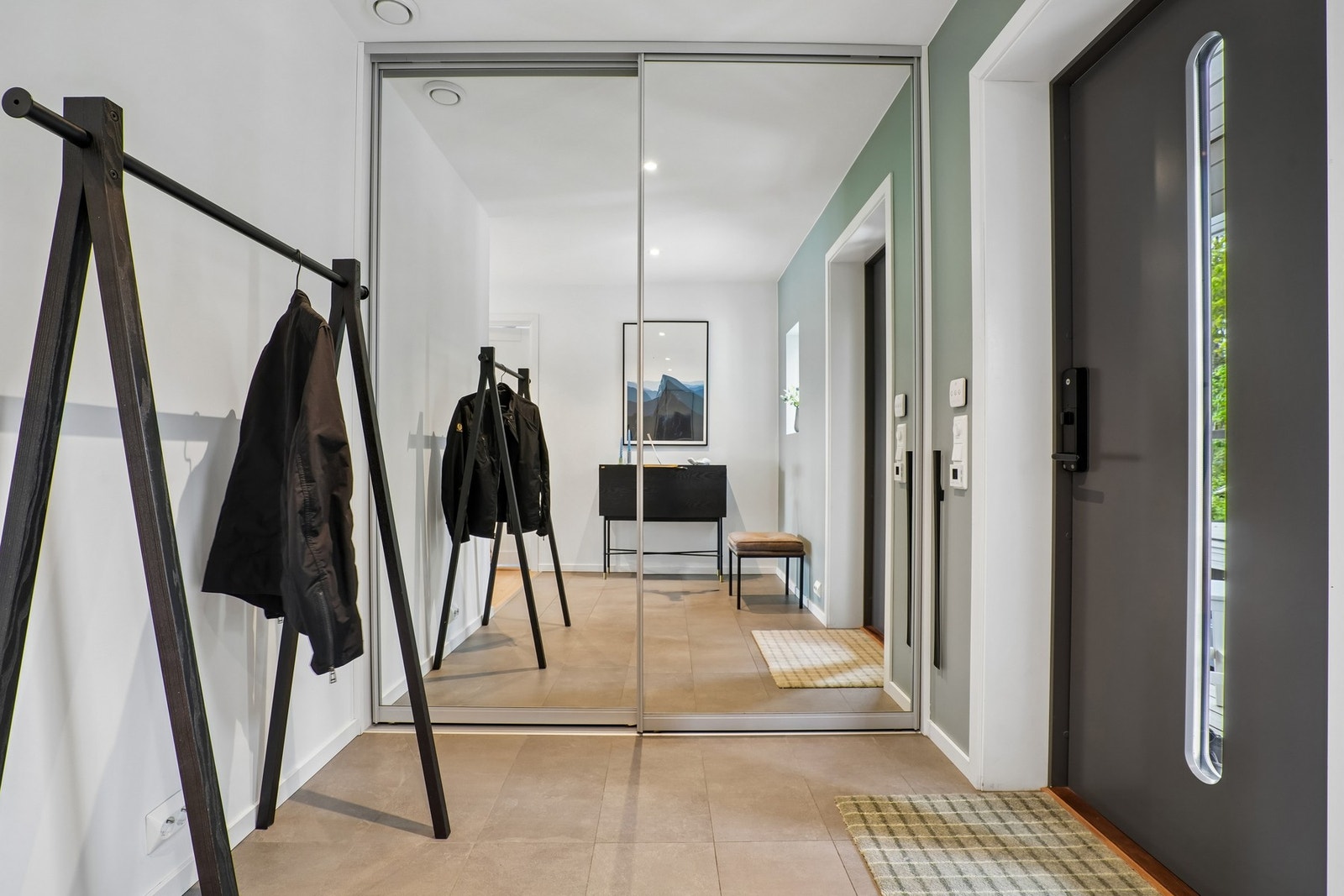 Entréen har skyvedørsgarderobe fra HTH med gode oppbevaringsmuligheter. Kodelåsen fra Yale sørger for smidig adkomst. Galleribilde