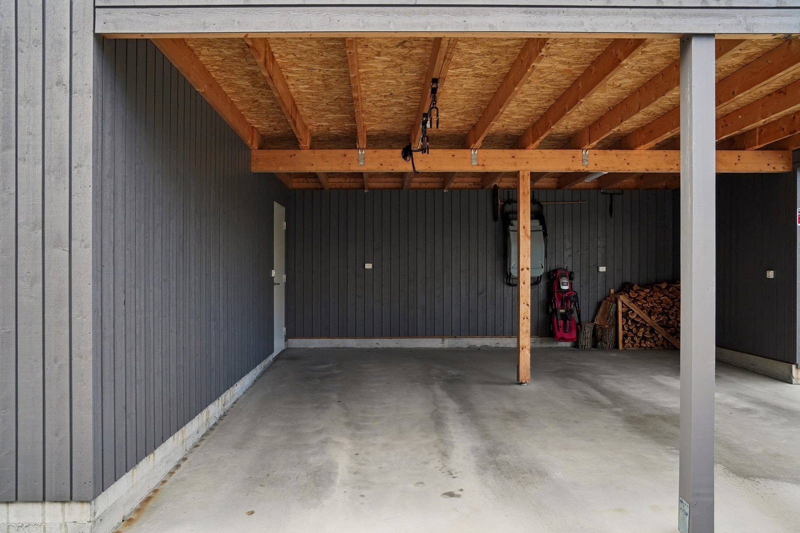 Det medfølger carport med sportsbod i bakkant på ca. 5 kvm. Galleribilde