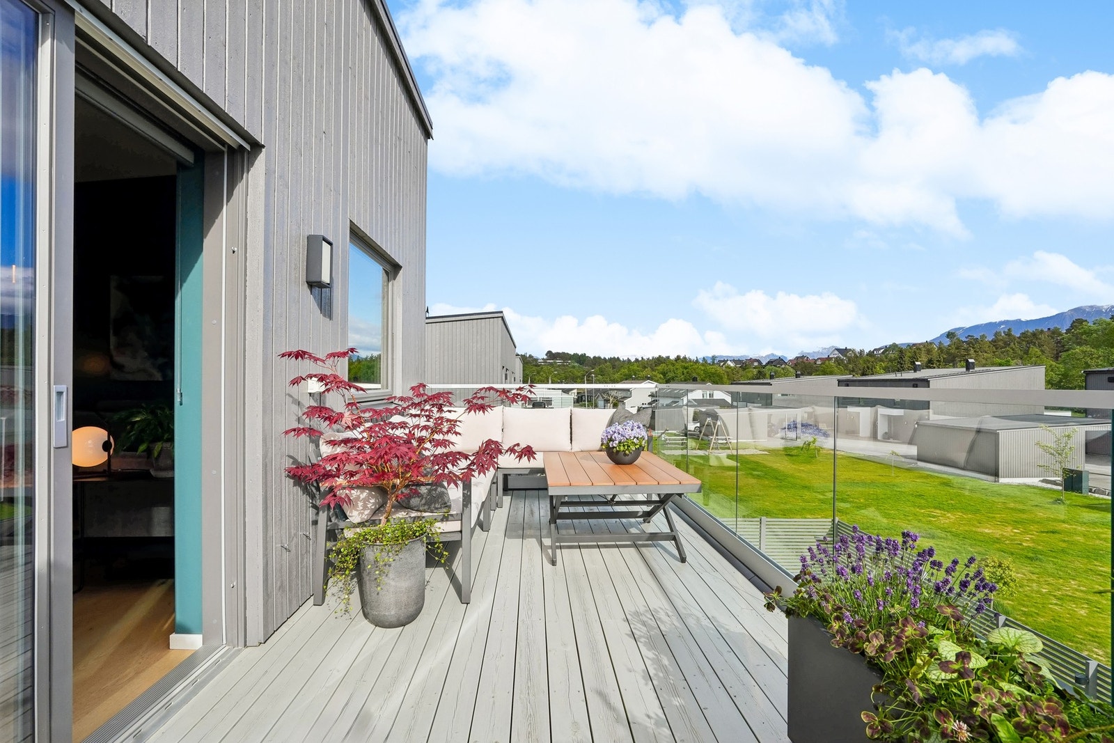 Uteområdet forlenger oppholdsrommet på fine dager, og gir deg rom for å innrede med sittegruppe og grillen. Galleribilde