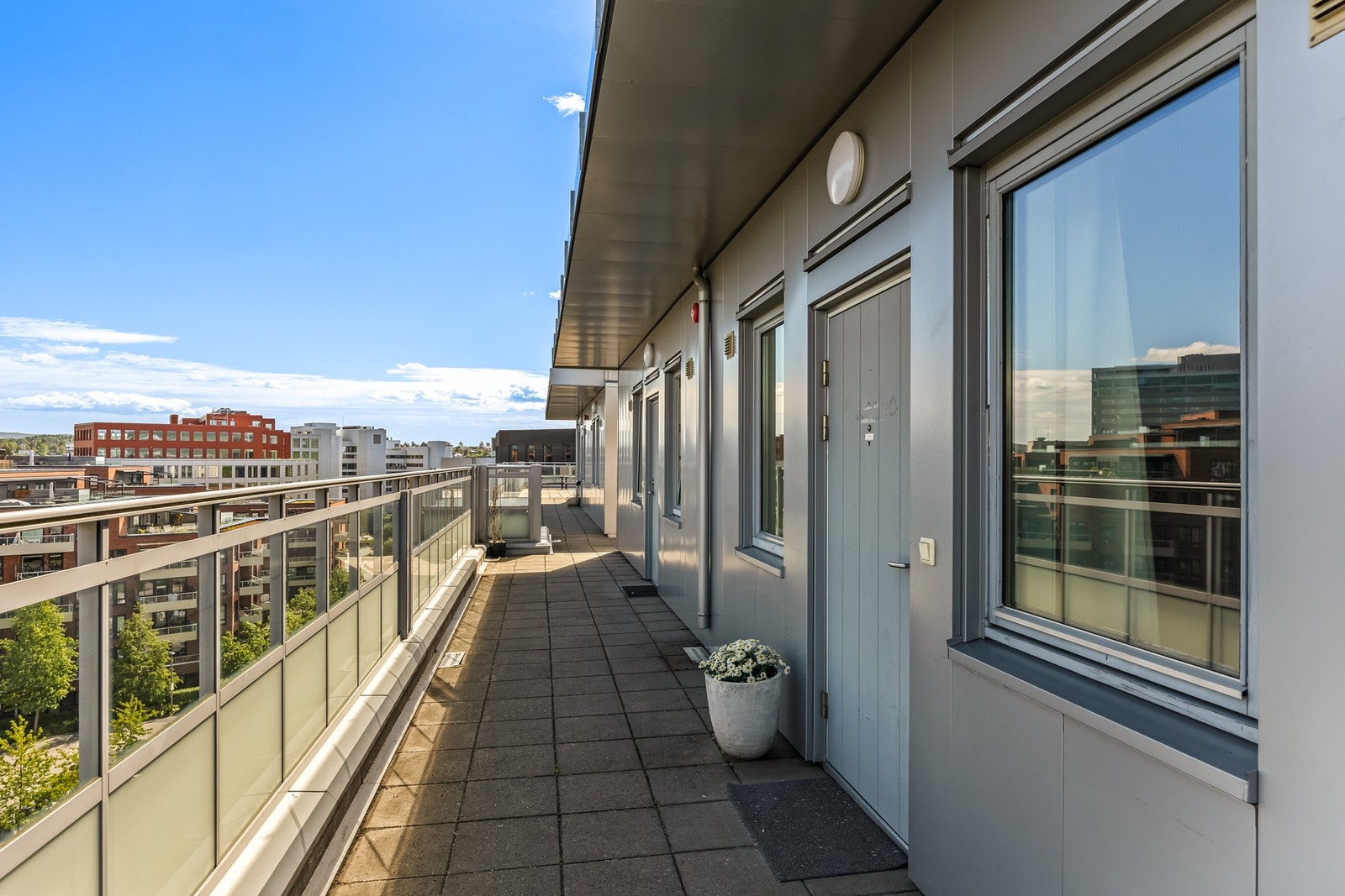 Svalgang og separat inngang til leiligheten Galleribilde