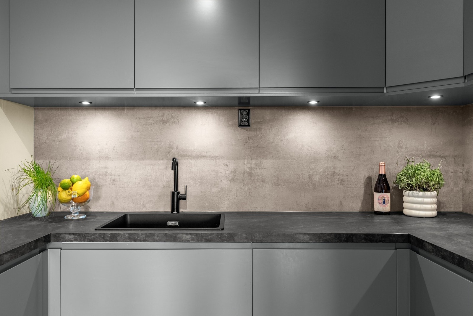 God benkeplass med store arbeidsflater, perfekt for matlaging og store selskap Galleribilde