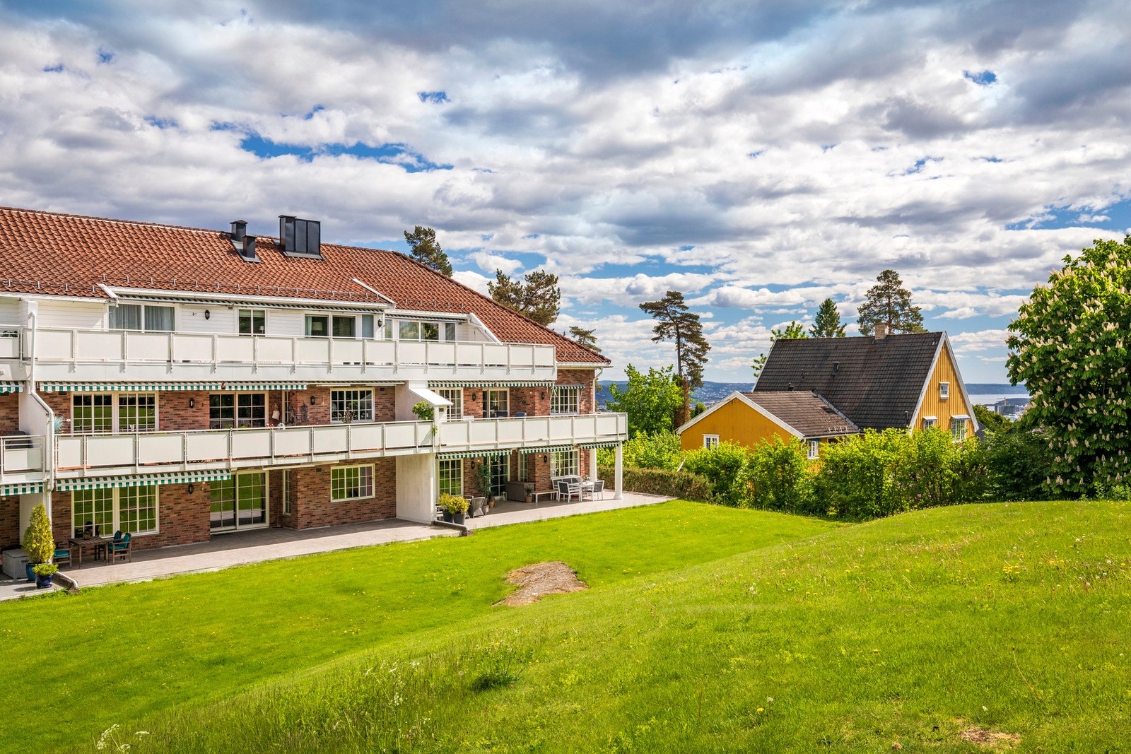 Her har du nærhet til marka, skoler, barnehager, dagligvarebutikker og øvrige servicetilbud. Velkommen til visning! Galleribilde