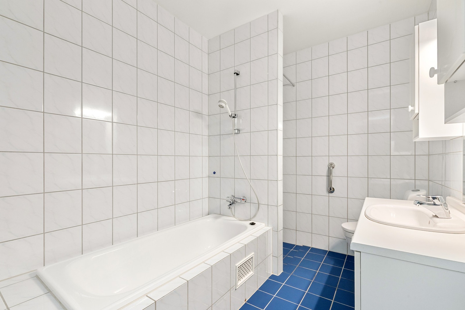 Flislagt bad med dusj, badekar og wc i tilknytning til hovedsoverommet. Galleribilde