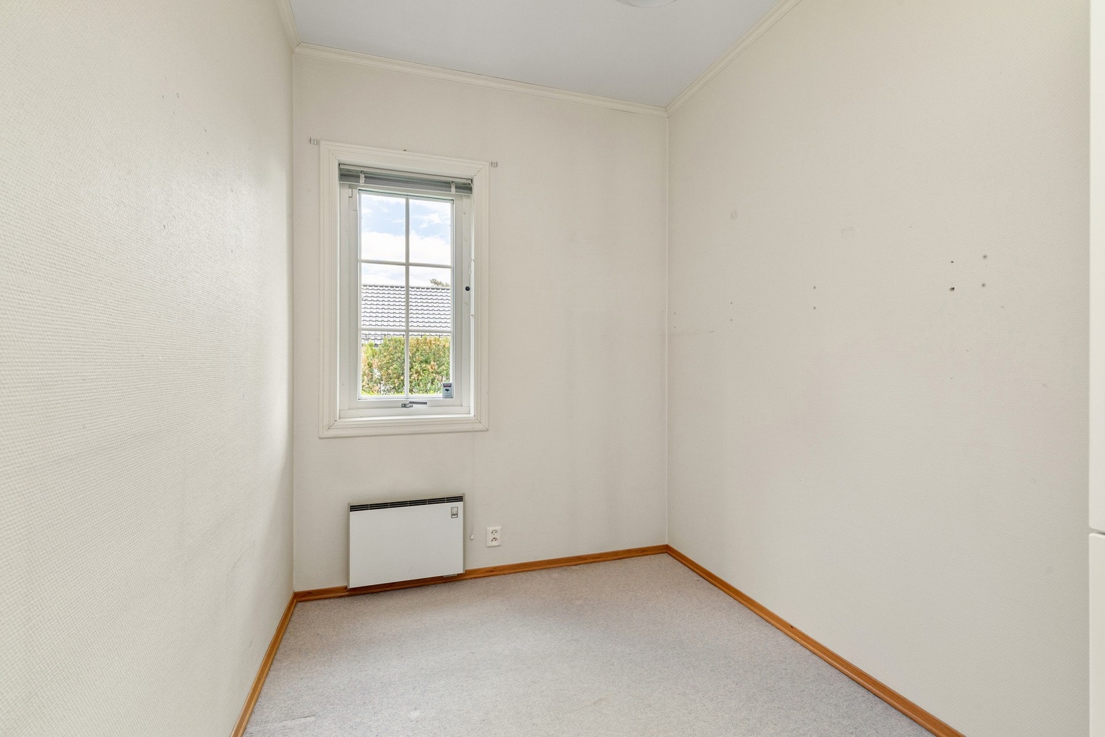 Soverom med plass til seng og oppbevaring. Galleribilde