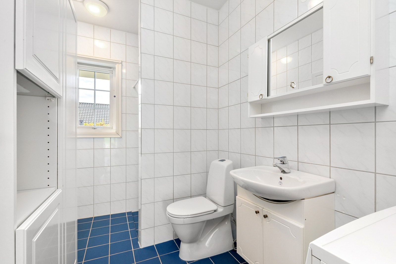 Flislagt bad med adkomst fra hallen. Badet har dusj, wc og opplegg for vaskemaskin. Galleribilde