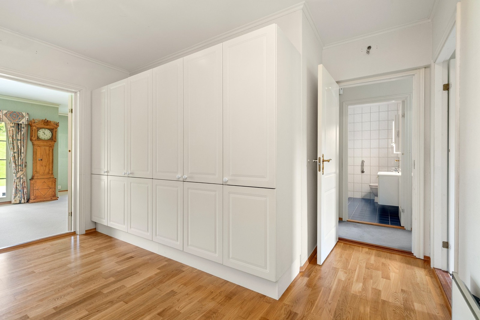 Garderobeskap. Galleribilde