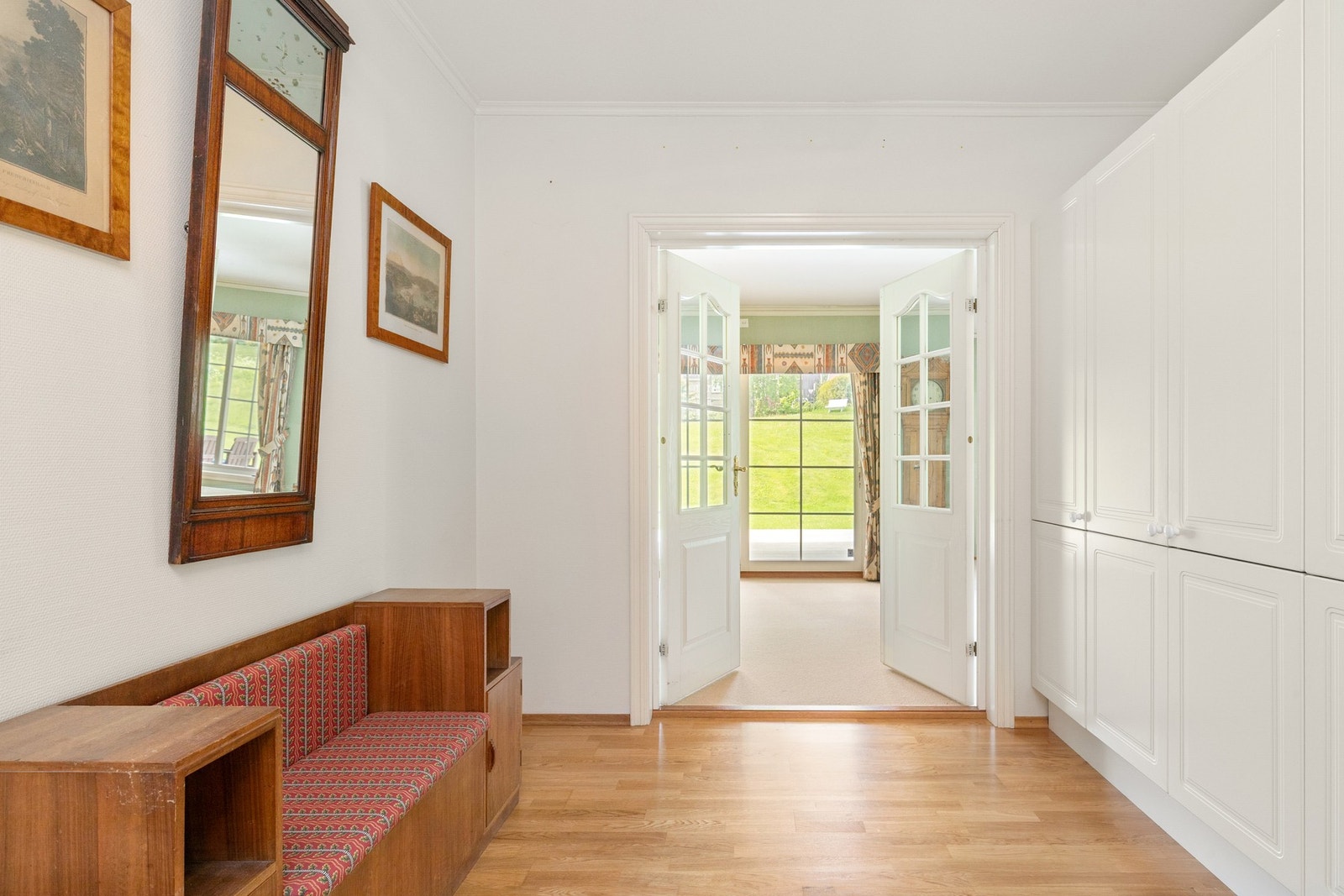 Romslig hall med gode oppbevaringsmuligheter. Galleribilde