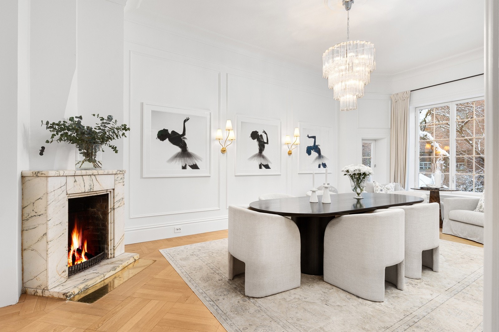 Lys og meget romslig stue i 1. etasje. Det er store vindusflater som gir godt naturlig lys Galleribilde