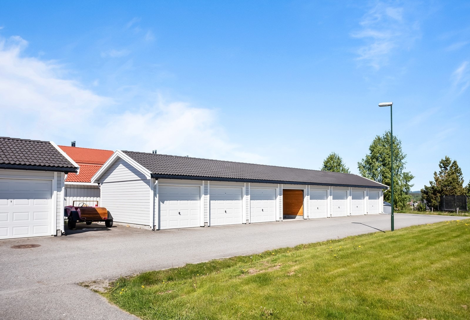 Det følger med garasje i rekke Galleribilde