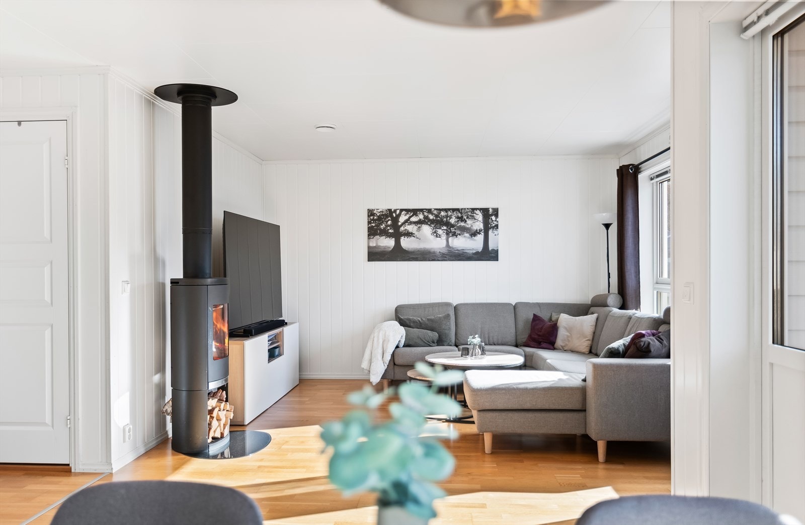Rommet framstår hyggelig og sosialt med plass til både sofagruppe, TV-møblement og spisebord. Galleribilde