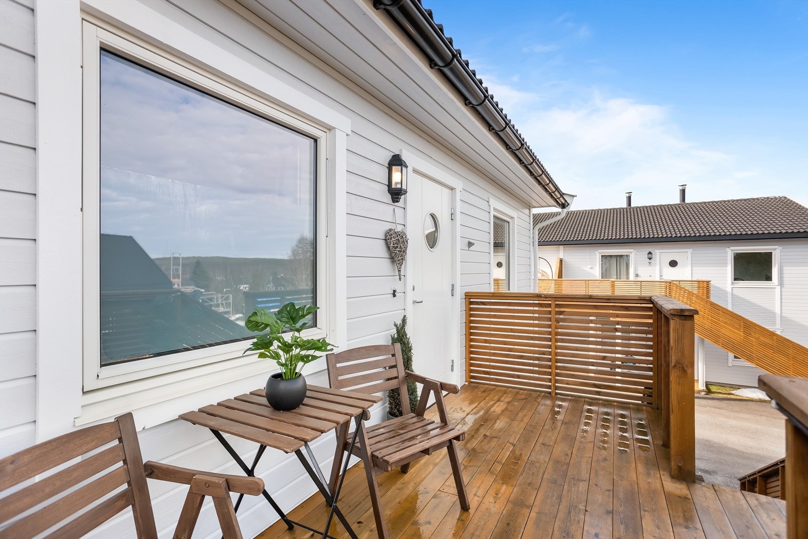 Ved inngangspartiet er det en egen platting. Galleribilde