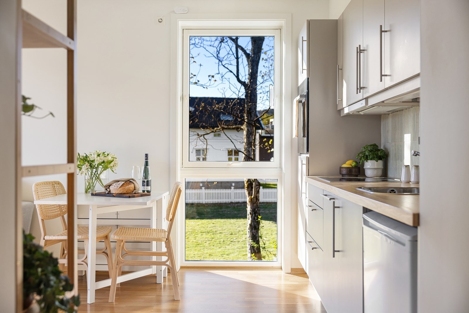 Store stuevinduer gir rikelig med naturlig lys og gode luftemuligheter, særlig takket være hjørnebeliggenheten. Galleribilde