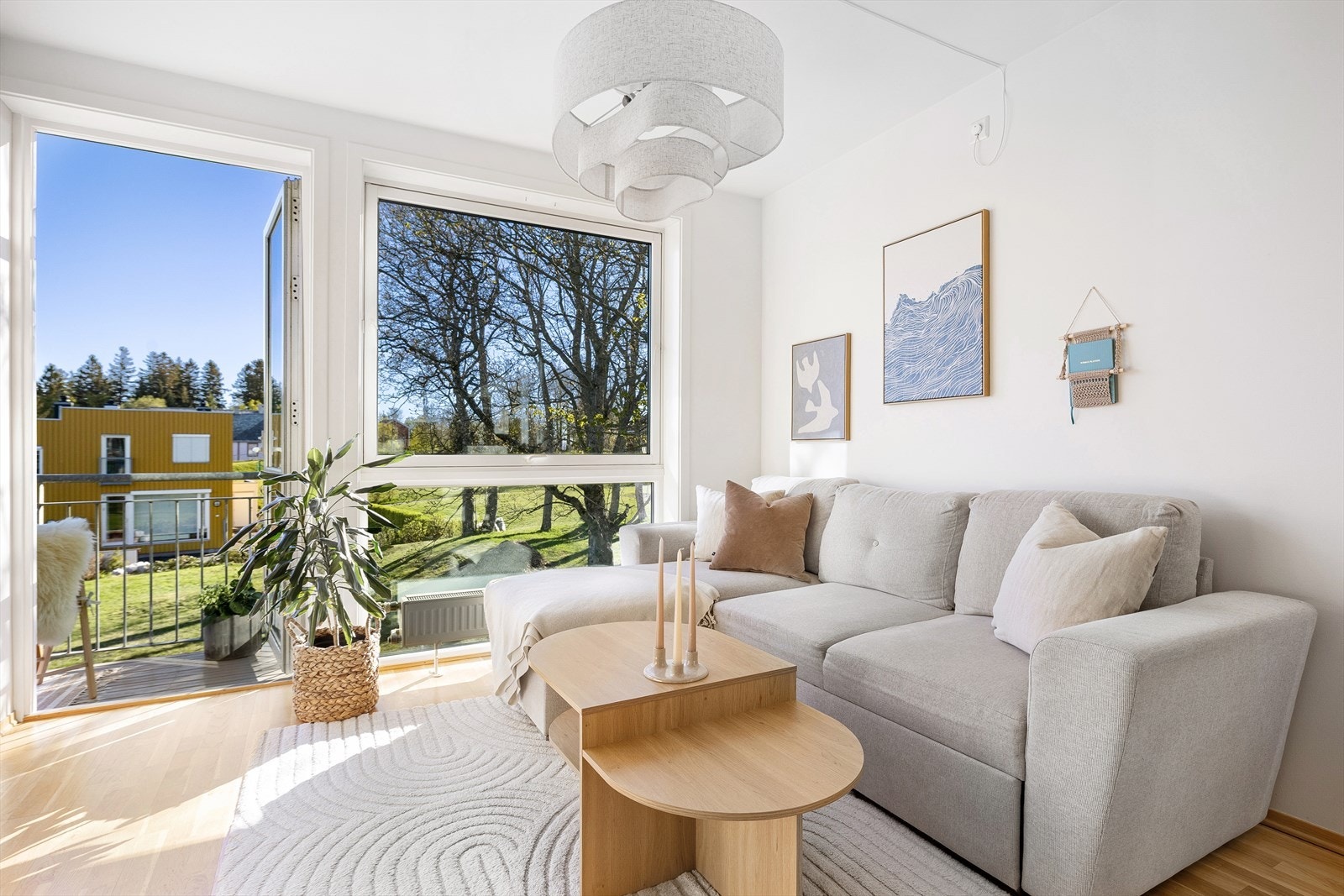 Fra boligens samlingspunkt har man tilgang til en koselig balkong med morgensol som vender inn mot sameiets grønne fellesareal. Galleribilde