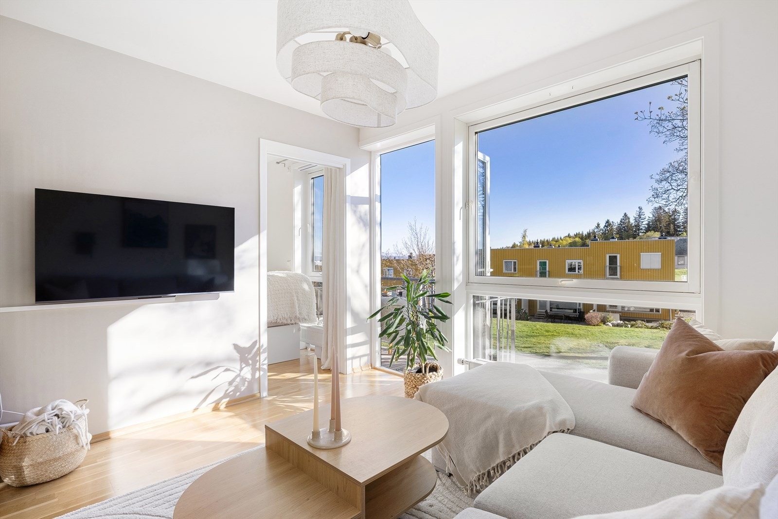 Leiligheten oppvarmes gjennom fjernvarme. Dette skaper både rimeligere og forutsigbare strømkostnader til alle årstider. Galleribilde