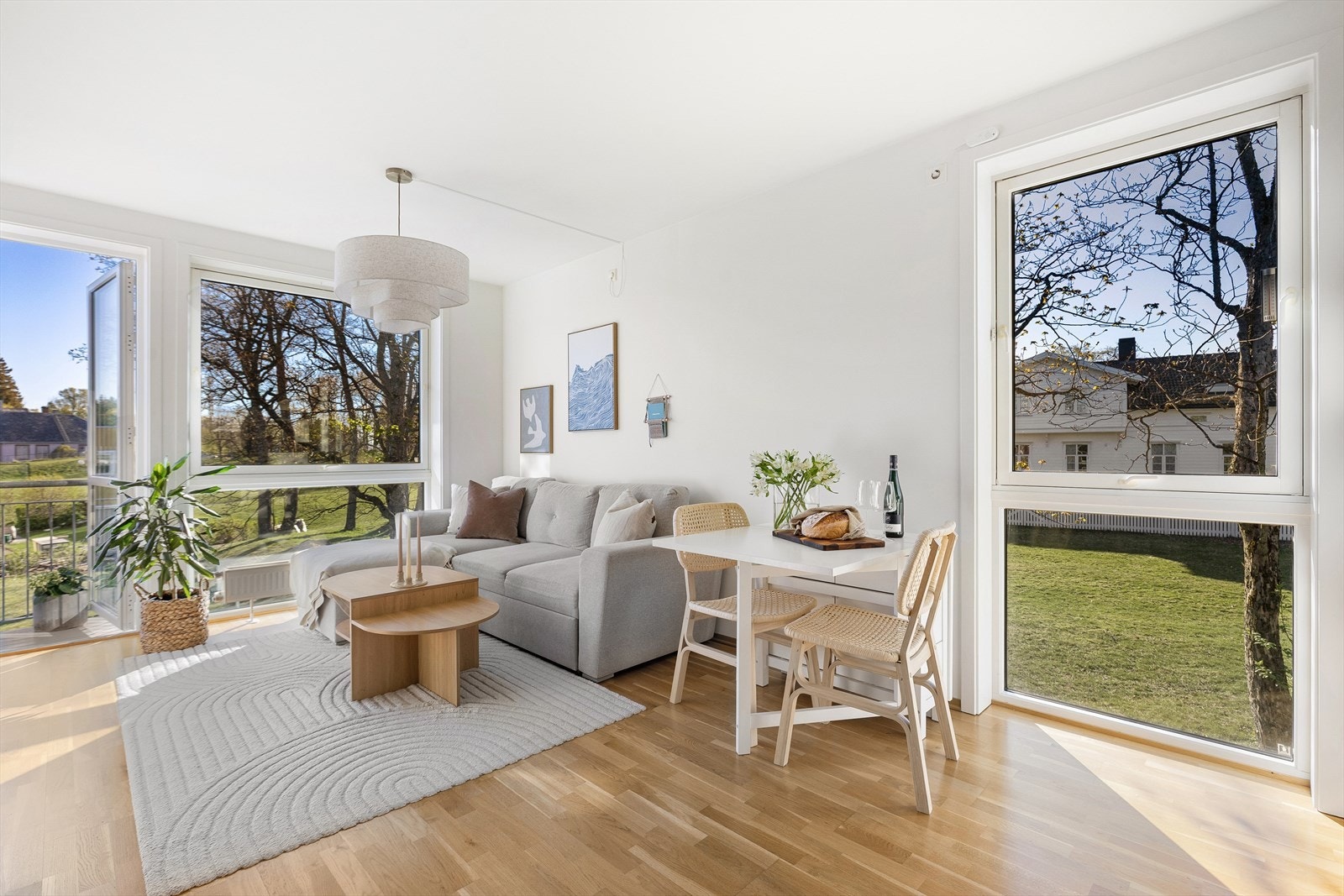 Leiligheten har en praktisk planløsning, moderne standard, god takhøyde, og lyse fargetoner som kan sees i alle rom. De nøytrale fargevalgene er gjennomgående i hele leiligheten og gjør det enkelt å sette sitt eget preg på interiøret. Galleribilde