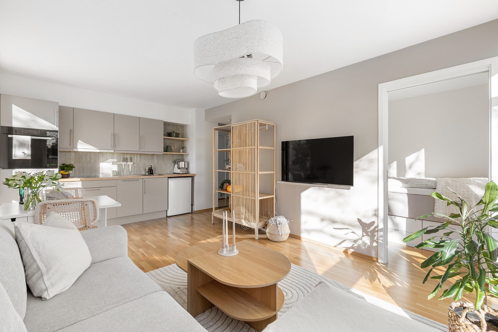 Leilighetens samlingspunkt inkluderer stue og kjøkken i en åpen løsning på 18 m², og har god plass til både sofa og spisebord. Galleribilde