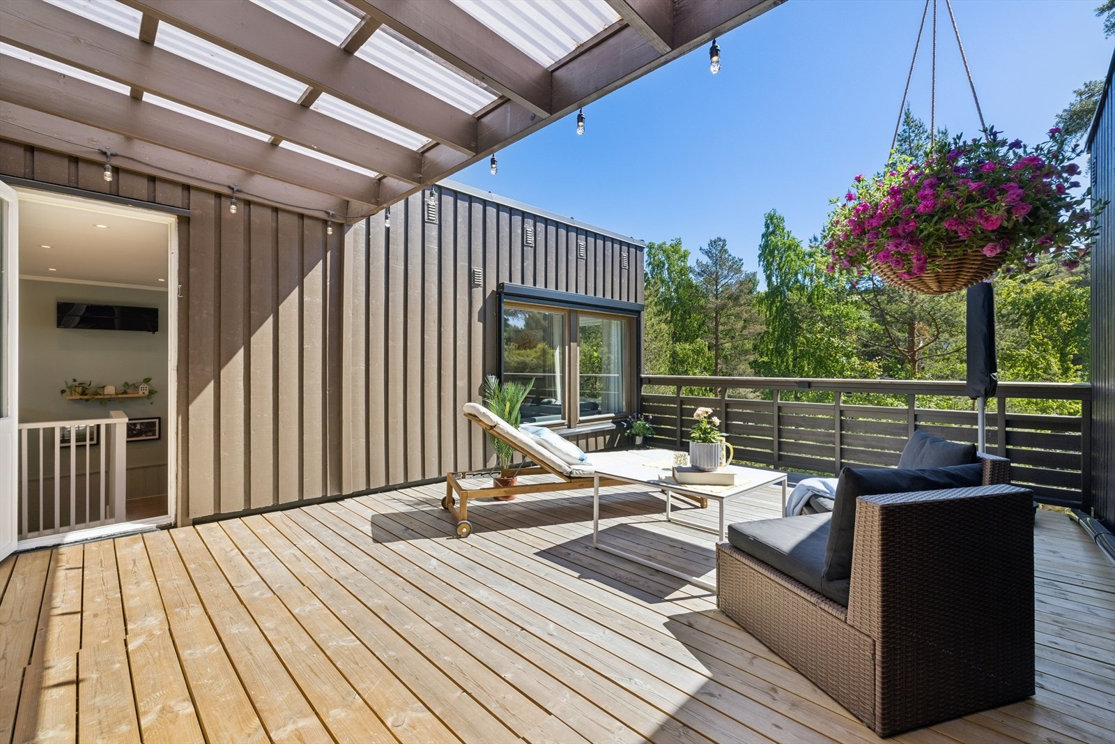 Fra stuen er det utgang til en sydøstvendt terrasse på 24 m² med nye terrassebord fra 2023. Galleribilde