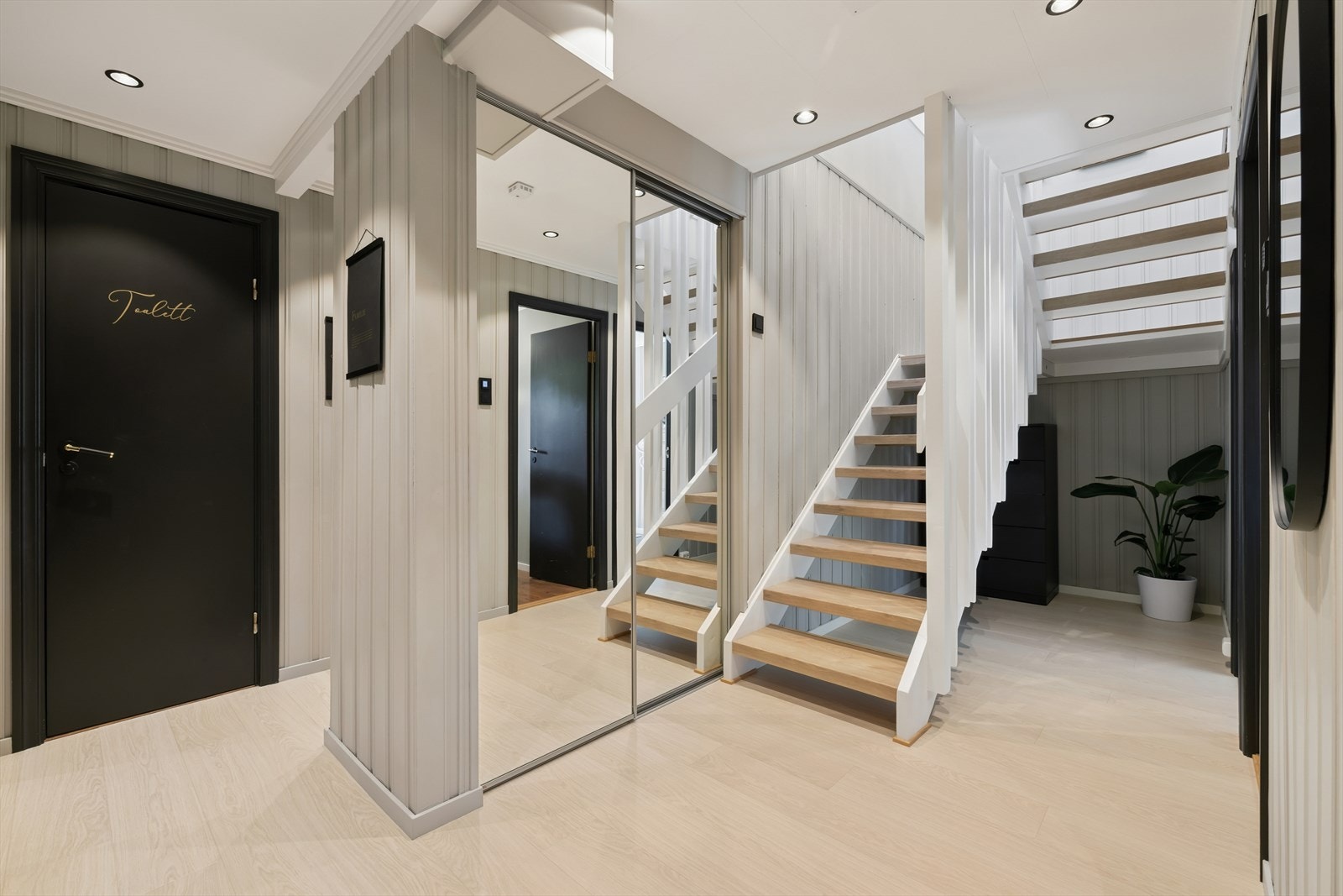 Gangen har god plass til oppbevaring i en romslig skyvedørsgarderobe. Galleribilde