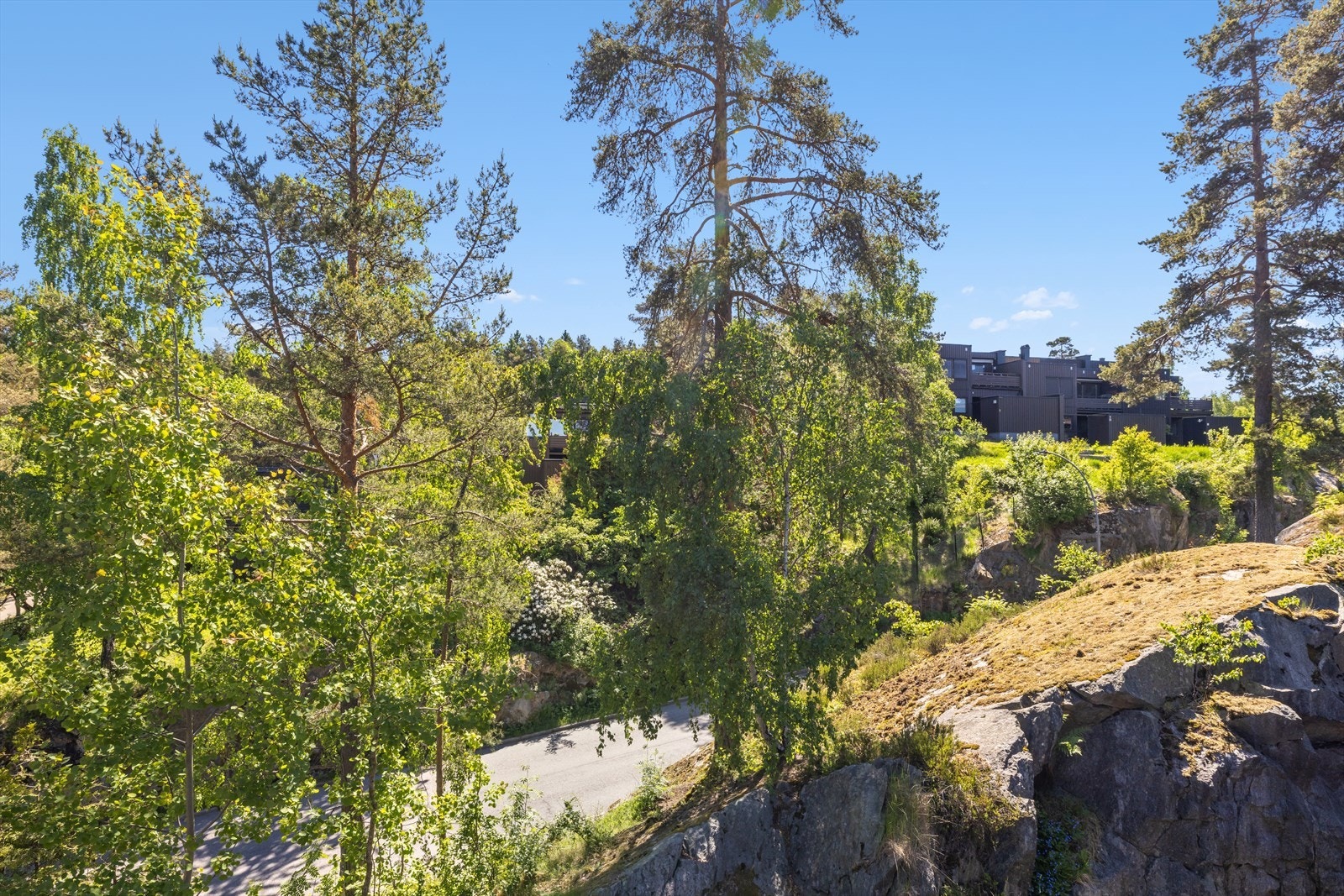 Eiendommen har en attraktiv og tilbaketrukken beliggenhet i et idyllisk boligområde, kjent for å være trafikkstille og rolig. Galleribilde