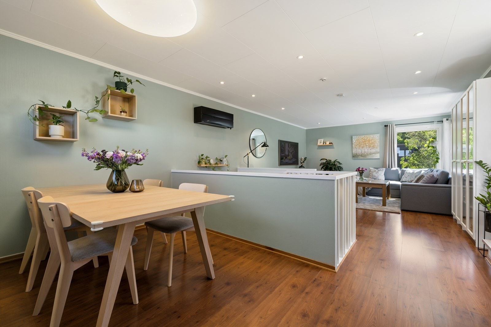 God plass til et stort spisebord for hyggelige sammenkomster. Galleribilde