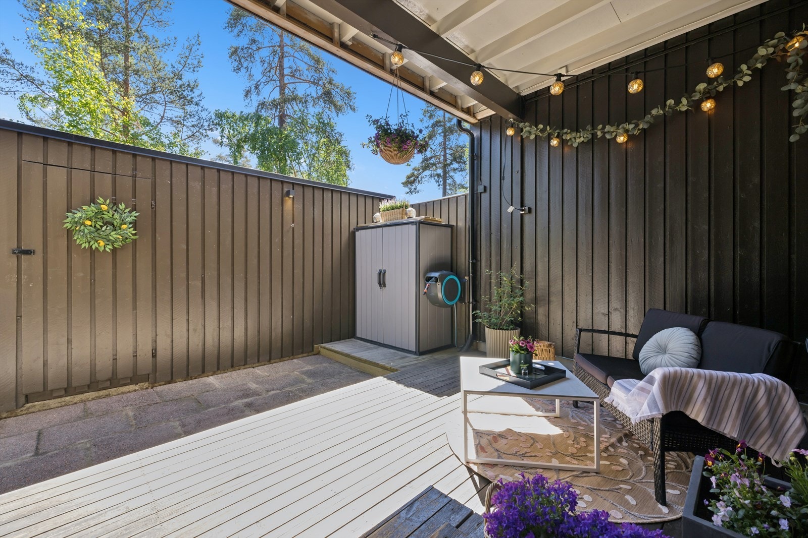 En helt skjermet terrasse ved inngangen. Her er det også en praktisk utebod på 8 m², og utekran med varmtvann. Galleribilde