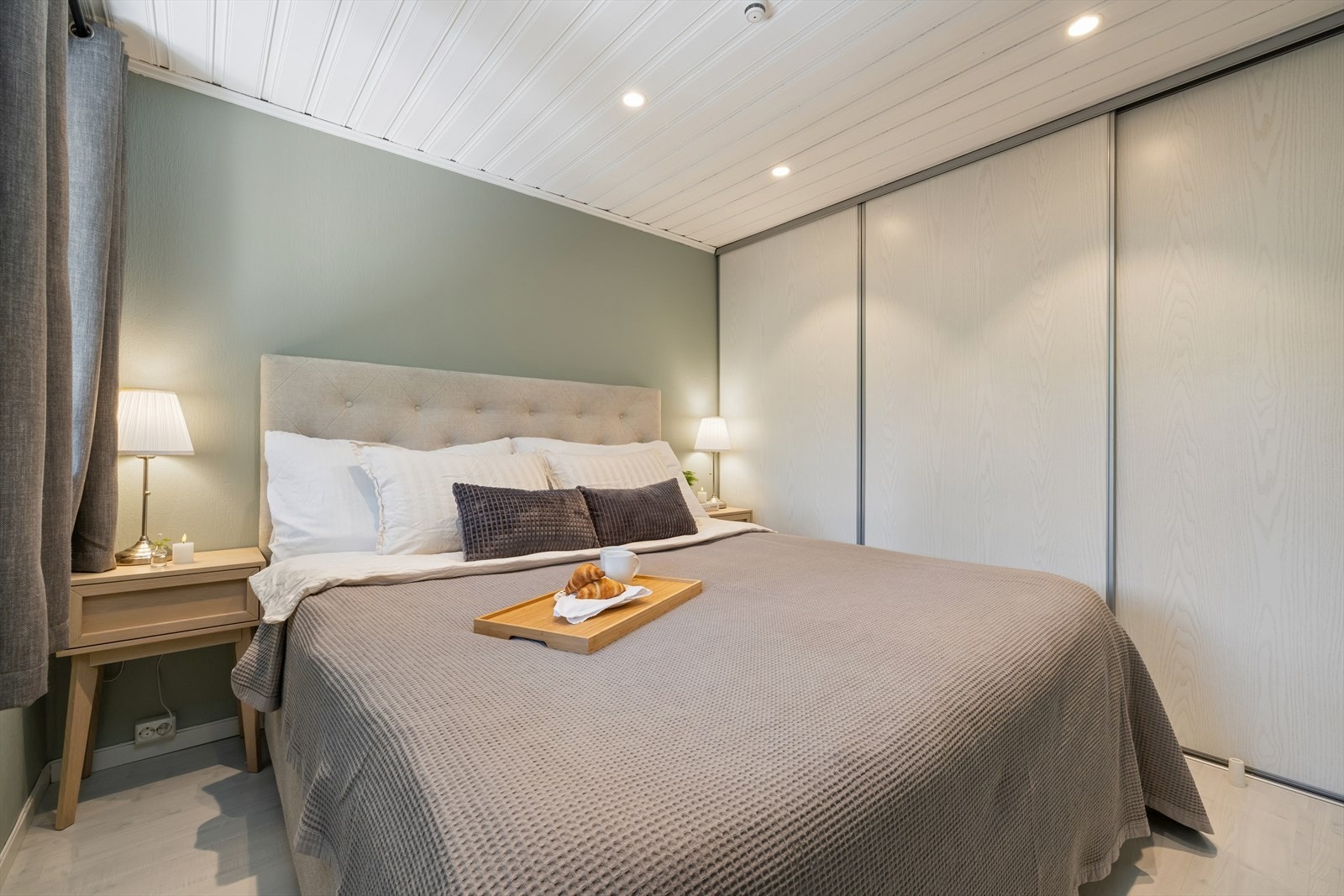 En stor skyvedørsgarderobe gir rikelig med oppbevaringsplass. Galleribilde