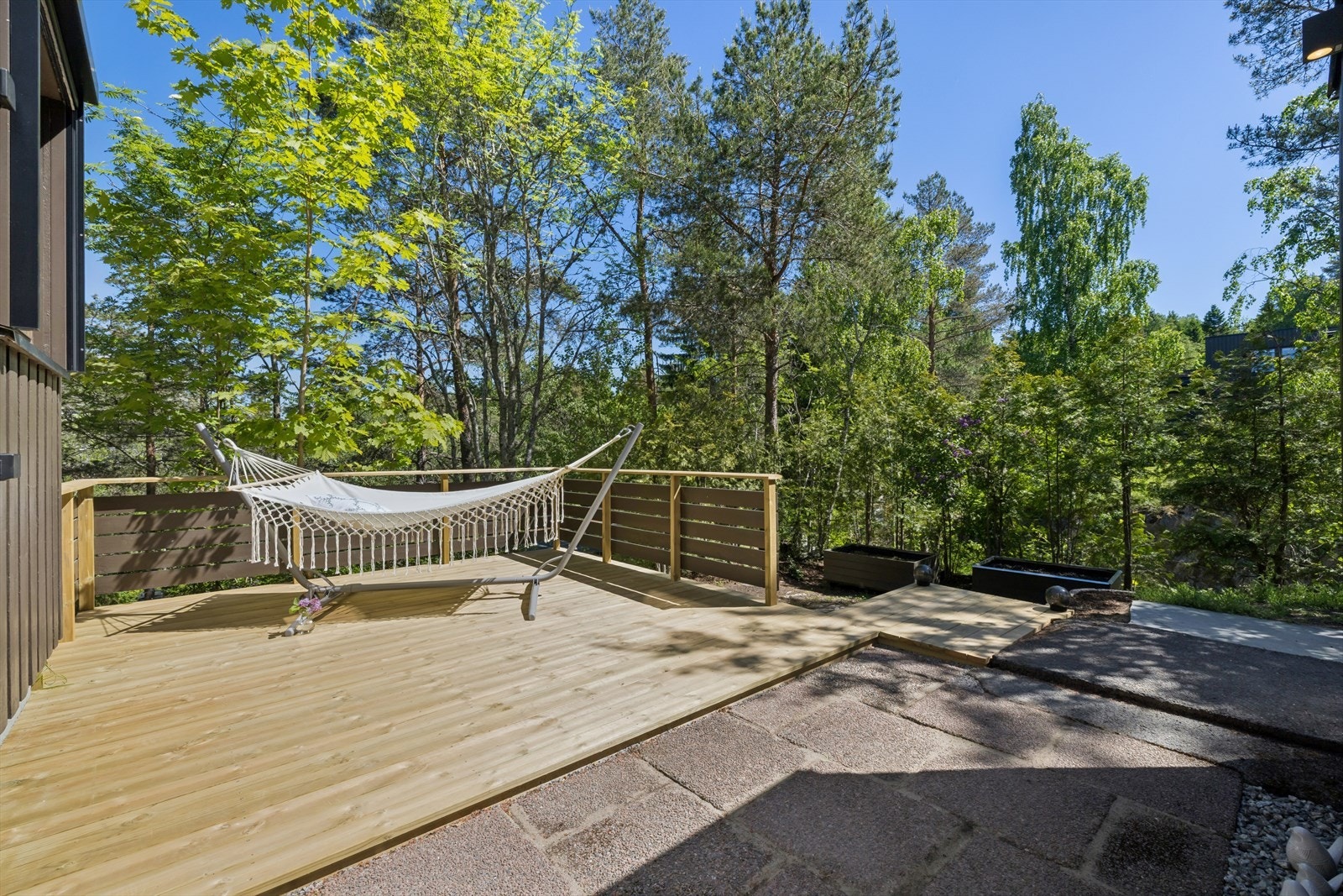 Ved inngangspartiet er det to terrasseplattinger på til sammen 25 m², som skaper en lun og privat uteplass. Galleribilde