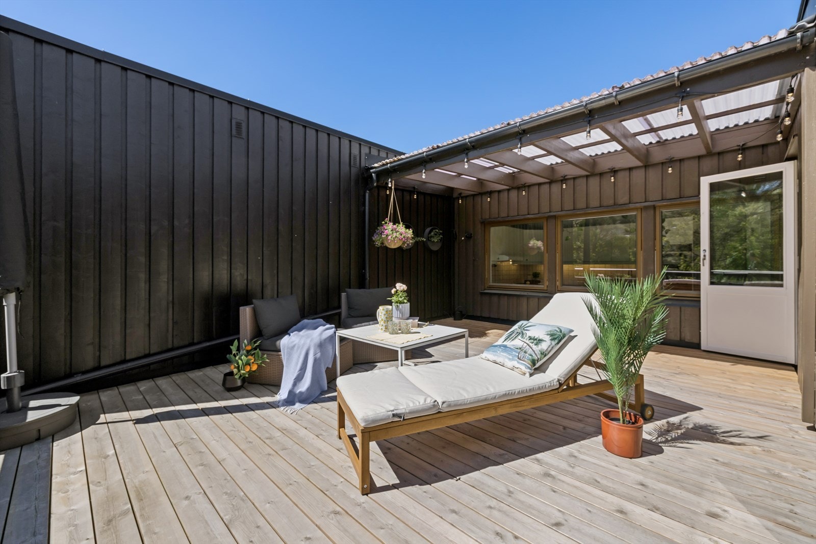 Terrassen er en fin forlengelse av stuen i sommerhalvåret. Galleribilde