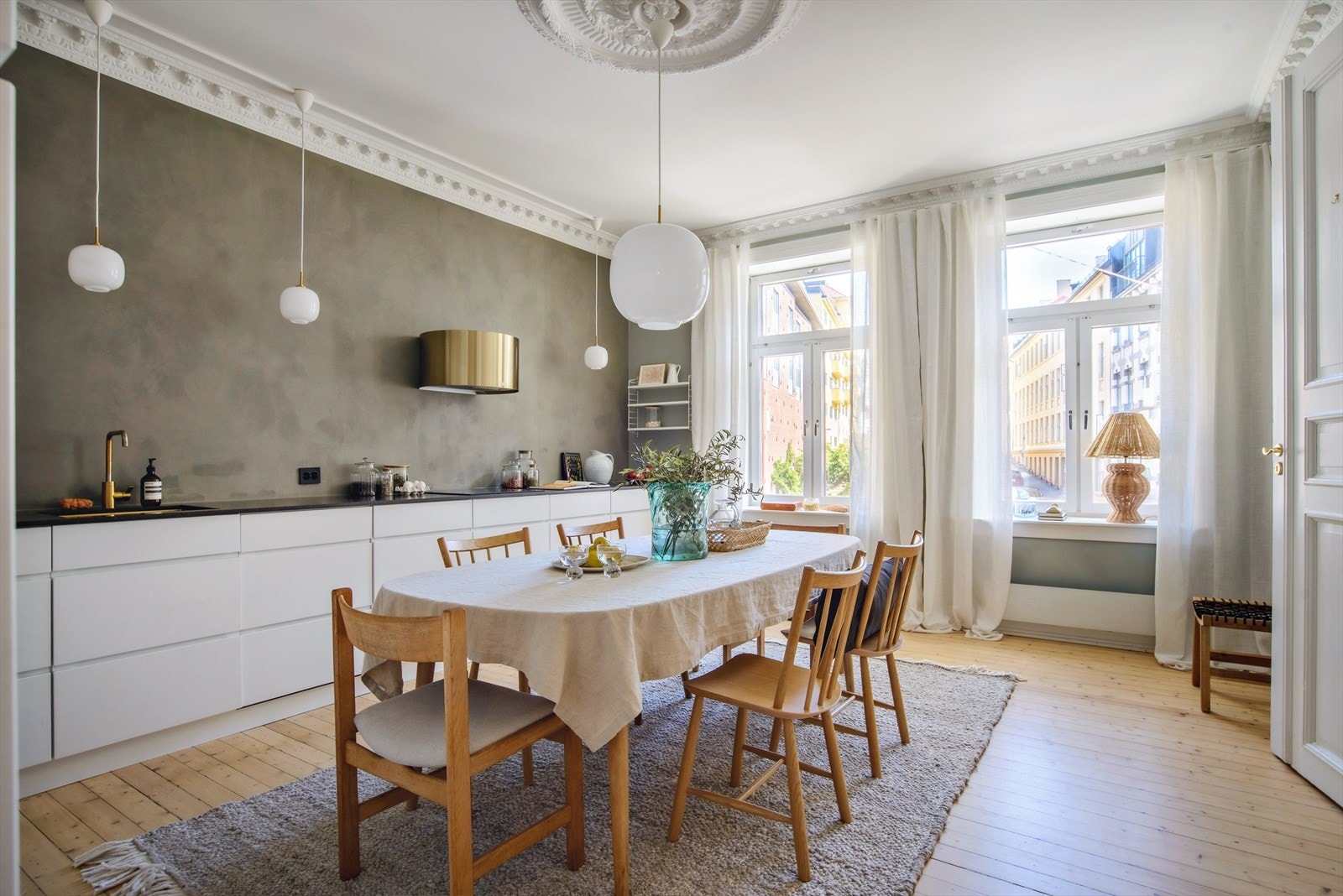 Stort og romslig kjøkken med innredning fra Kvik, montert i 2019. Galleribilde