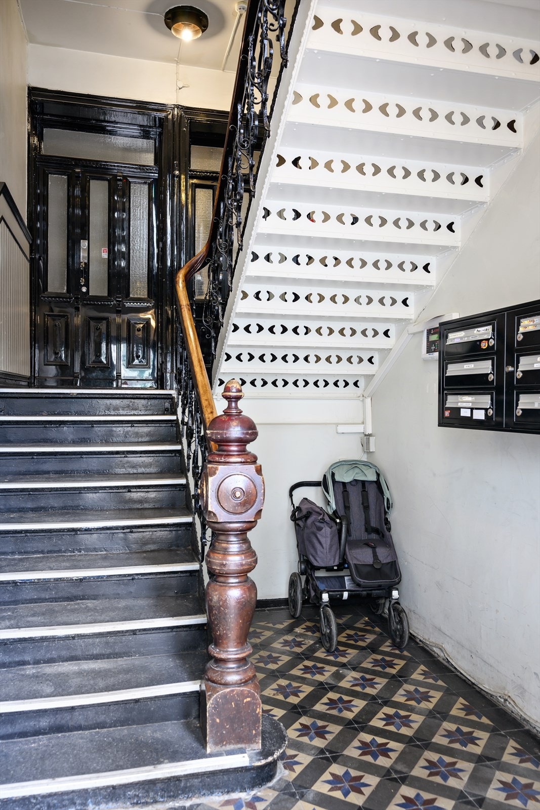 Plass til barnevogn i trappeoppgang. Galleribilde