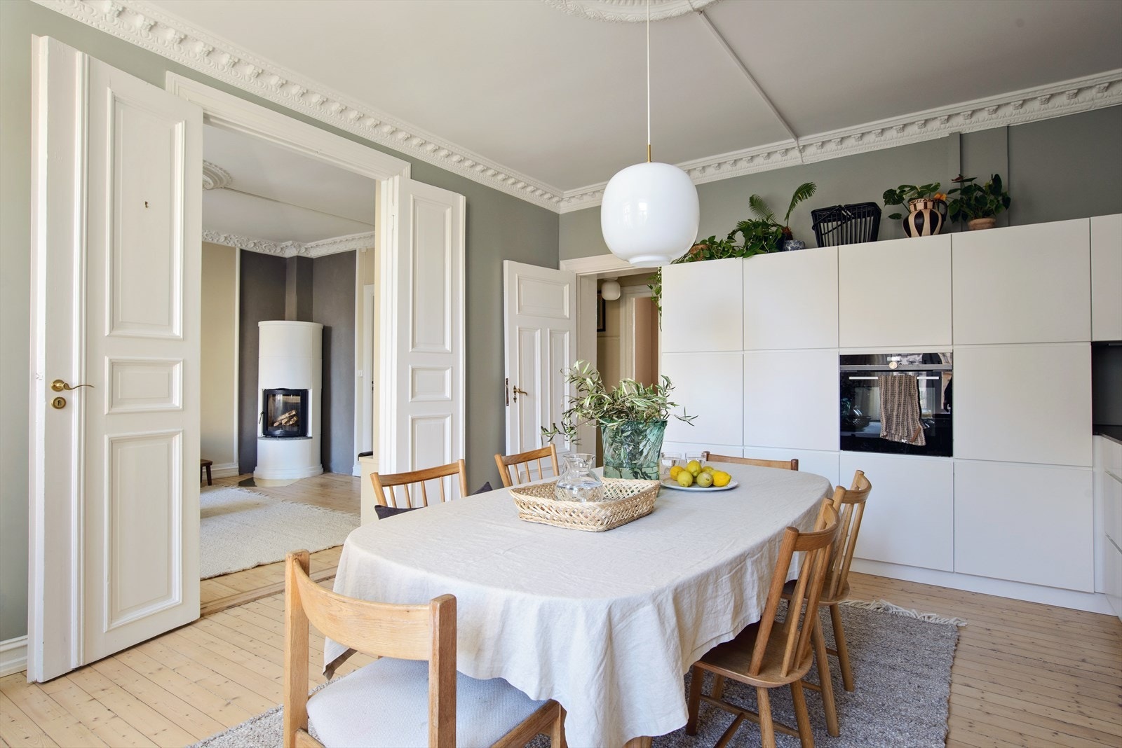 God plass til et stort spisebord på kjøkkenet. Galleribilde