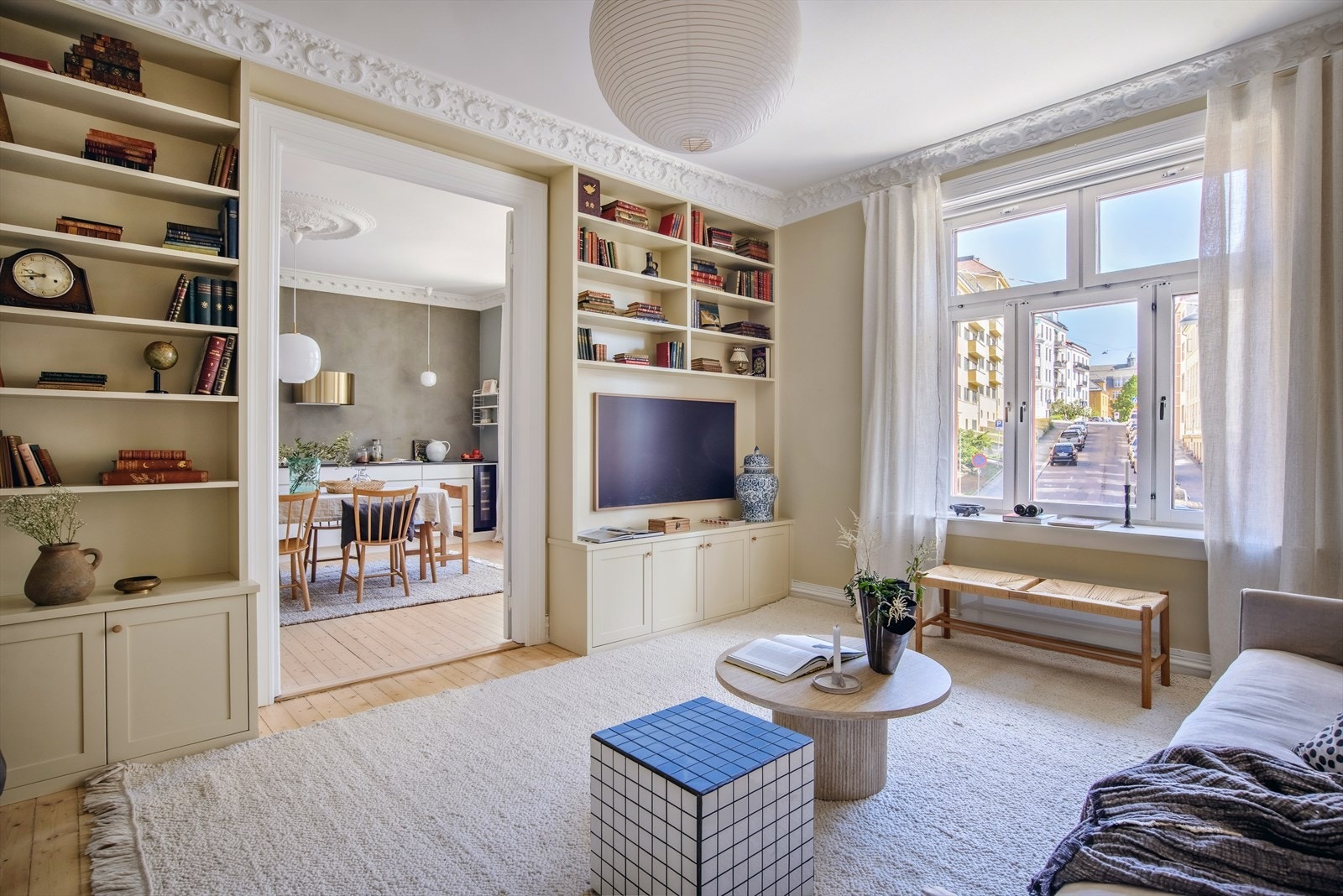 Lys og stor stue med plassbygde hyller, samt god plass til sofagruppe og mediemøblement. Galleribilde