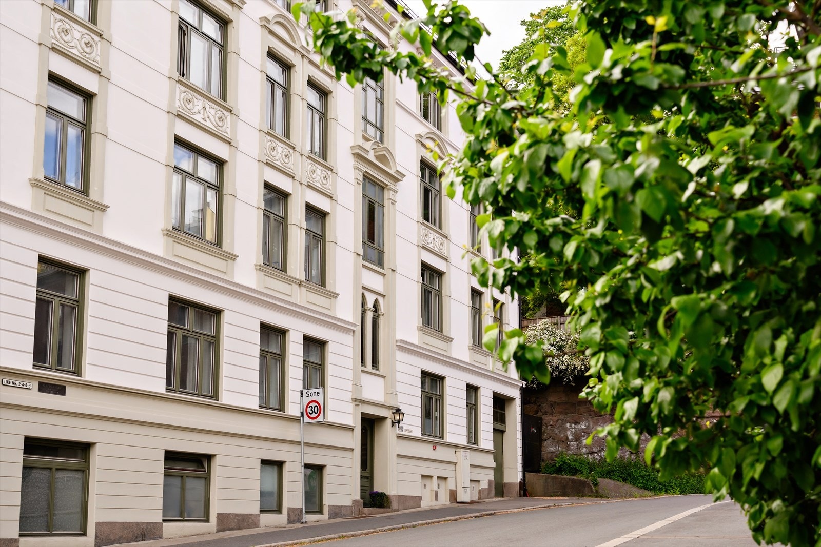 Leiligheten har en sentral og attraktiv beliggenhet på St.Hanshaugen - midt mellom Grünerløkka, Bislett, Sagene og Sentrum. Galleribilde