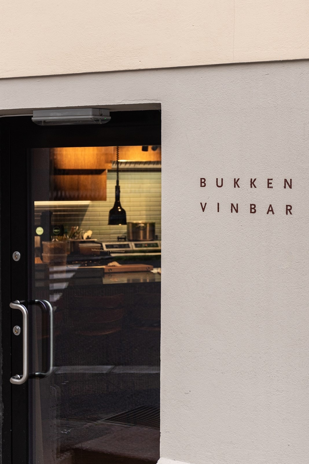 Alt av servicetilbud og fasiliteter i umiddelbar nærhet som blant annet forretninger, kaféer, restauranter, treningssentre, skoler, barnehager, butikker og offentlig kommunikasjon. Galleribilde