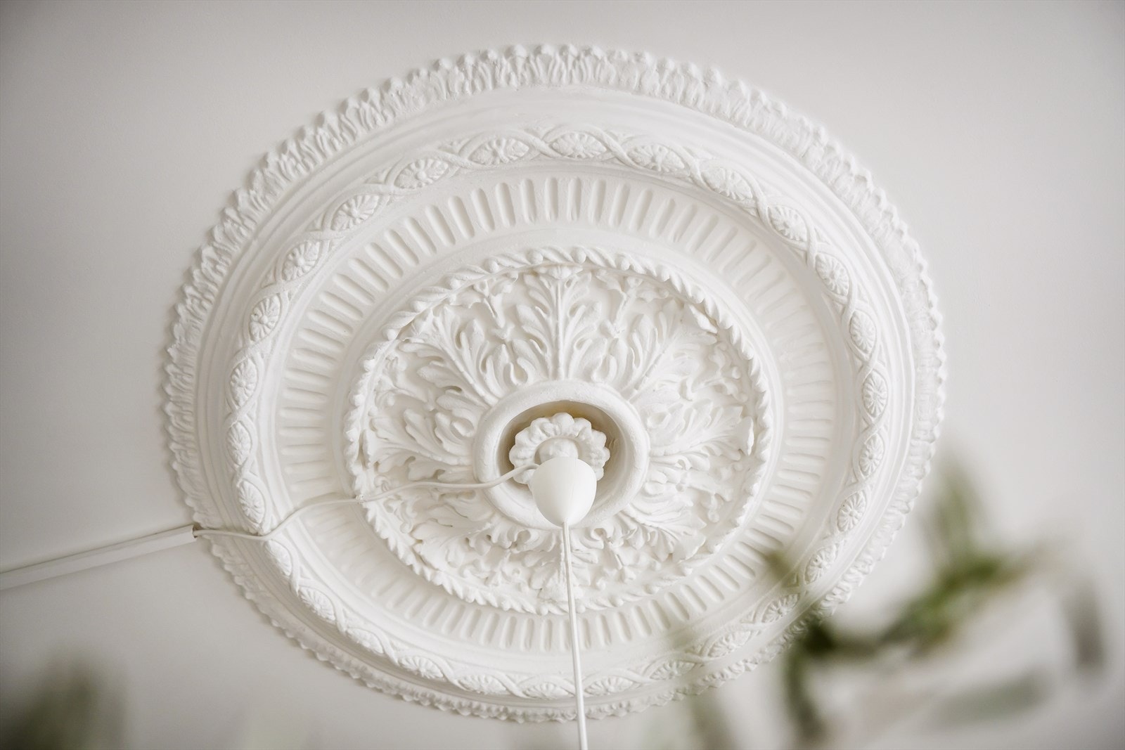 Lekre, klassiske detaljer som rosett og stukkatur går igjen flere steder i leiligheten. Galleribilde