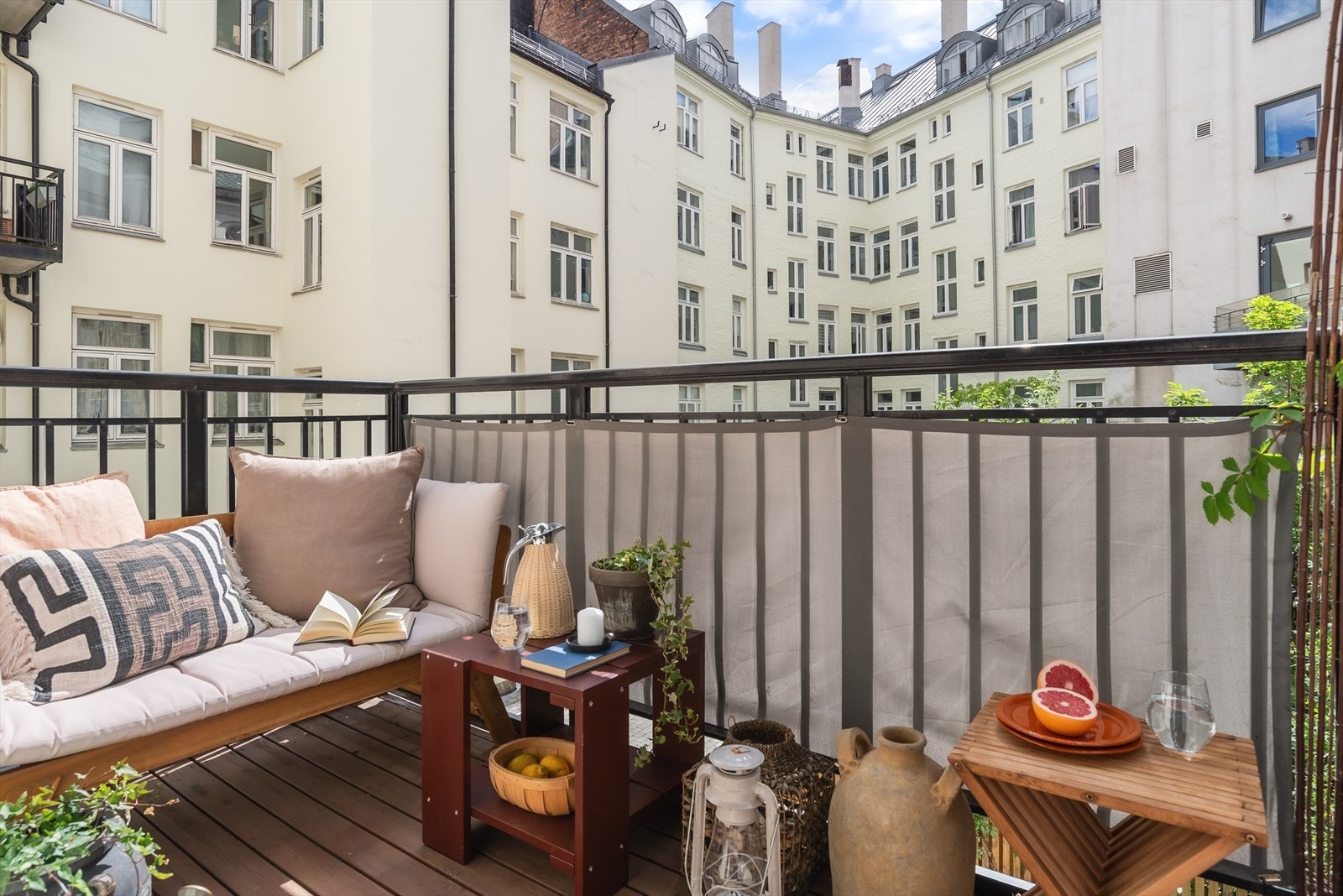 Stor og gjennomgående femroms leilighet rett ved St. Hanshaugen med balkong. Galleribilde
