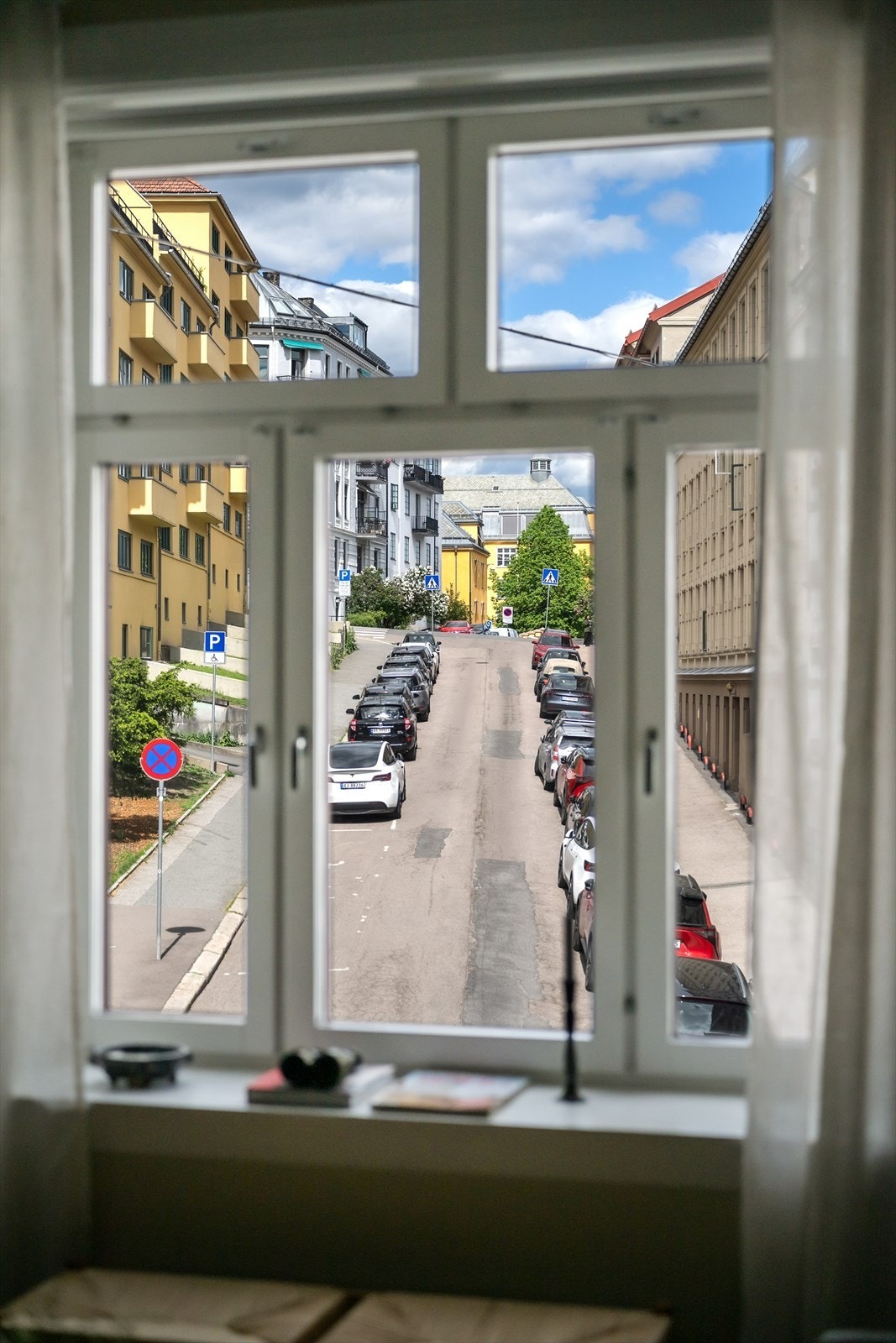 Leiligheten ligger i en høy 2. etasje med utsyn opp Fougstads gate mot Ila skole. Galleribilde